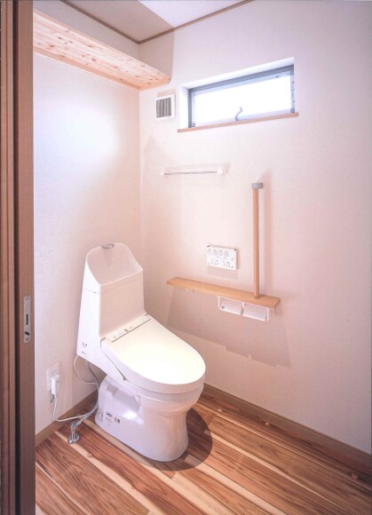 木の空間トイレ